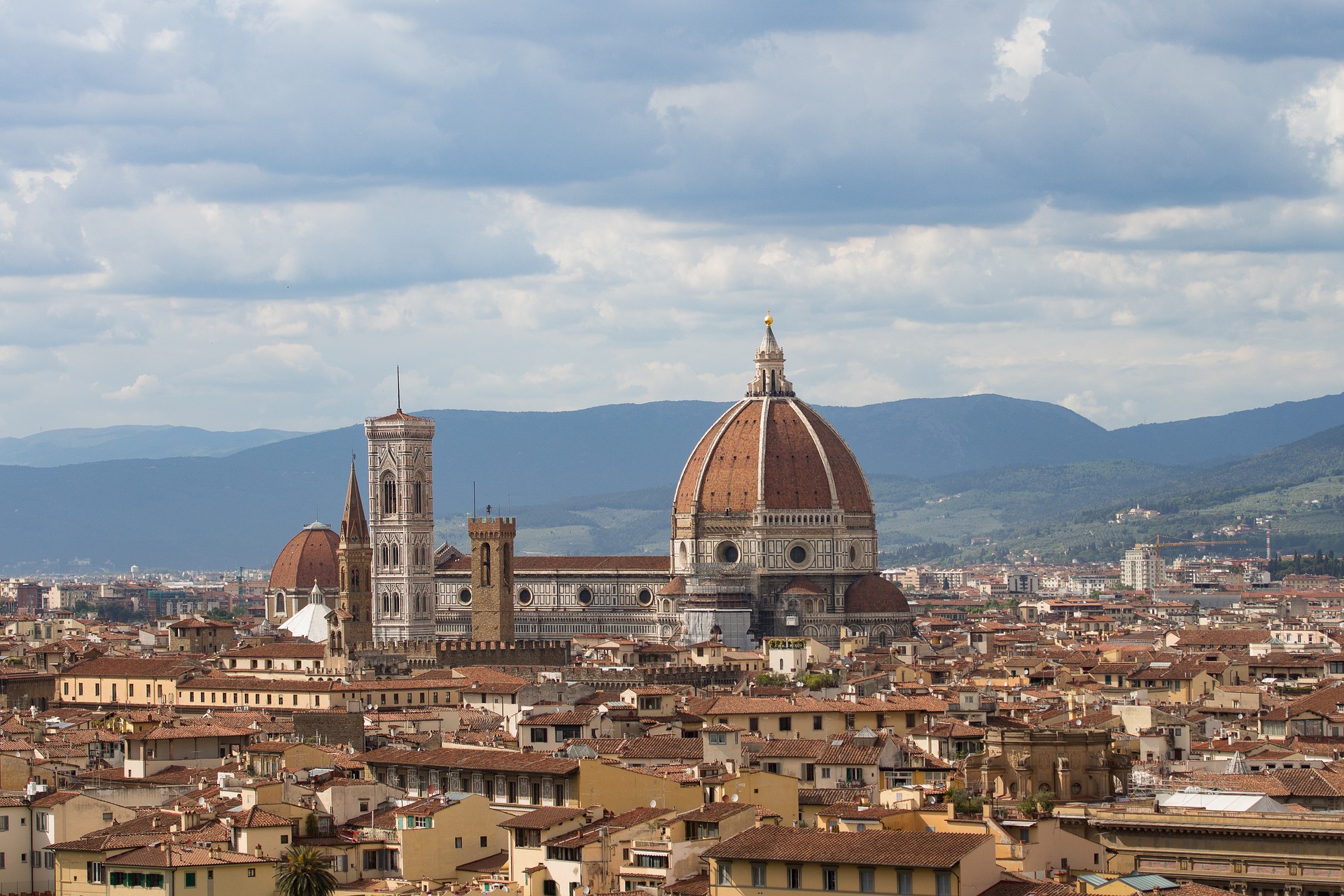 In circa 2 ore di macchina si può raggiungere il capoluogo toscano, Firenze.