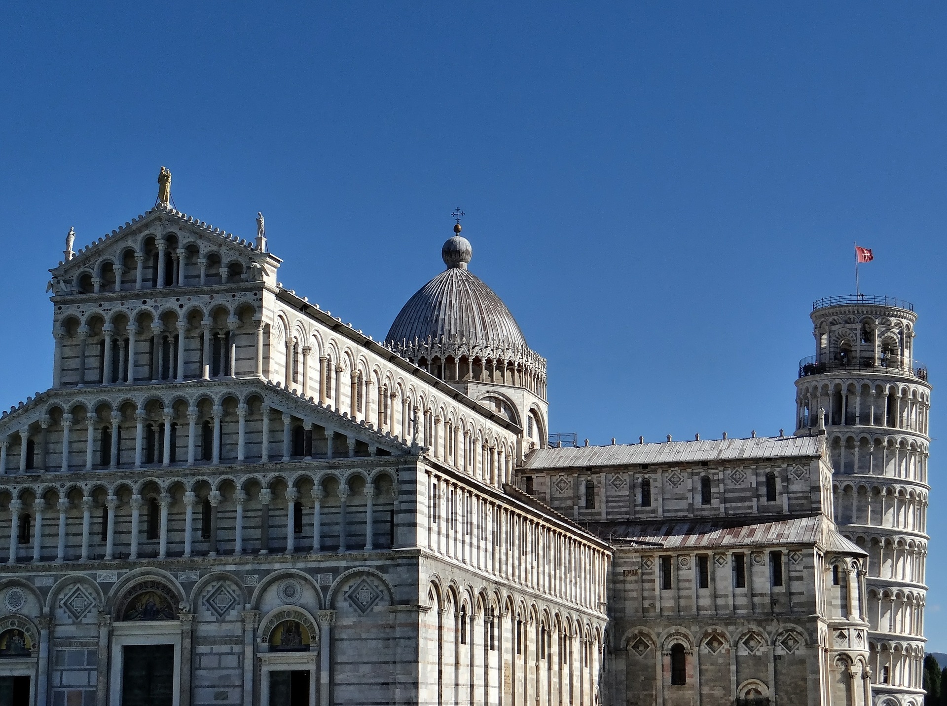 Pisa, non credo serva dire niente, è conosciuta in tutto il mondo per la sua famosissima torre pendente. Sta a nemmeno un'ora di macchina. Suggerisco di fare anche un giro sul lung'Arno, specialmente nel periodo della "Luminaria".